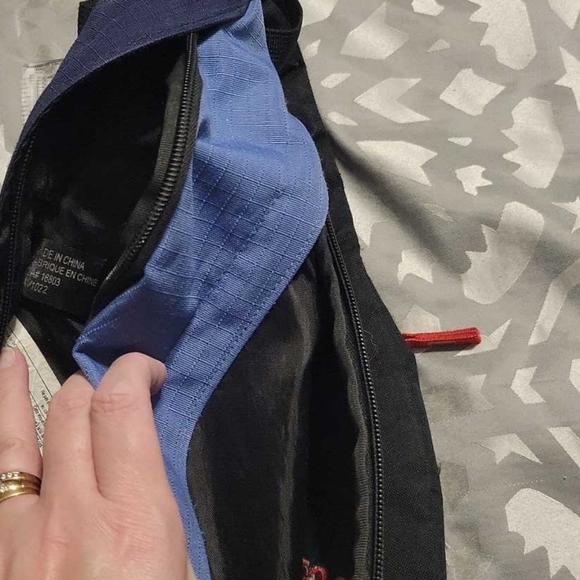 Roots to sling bag - Picture 3 of 4